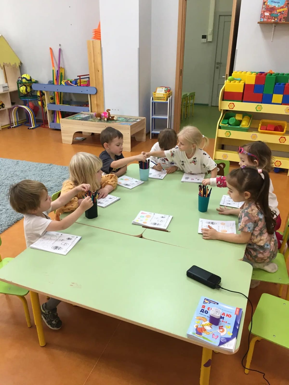 Дети в детском саду Времена года